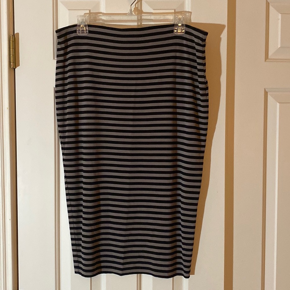 Like New Vince Camuto Pull-On Midi Pencil Skirt size large.